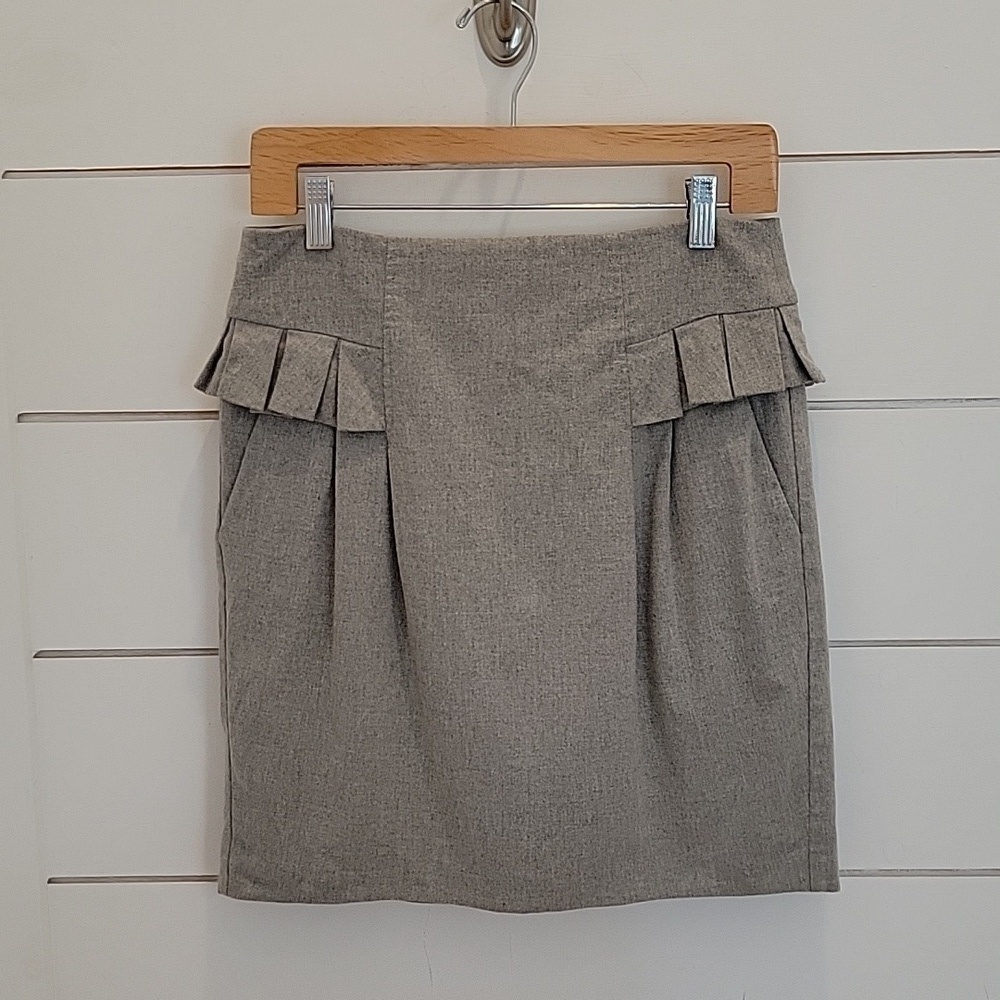 FRENCH CONNECTION size 8 grey mini skirt with pleated accented pockets